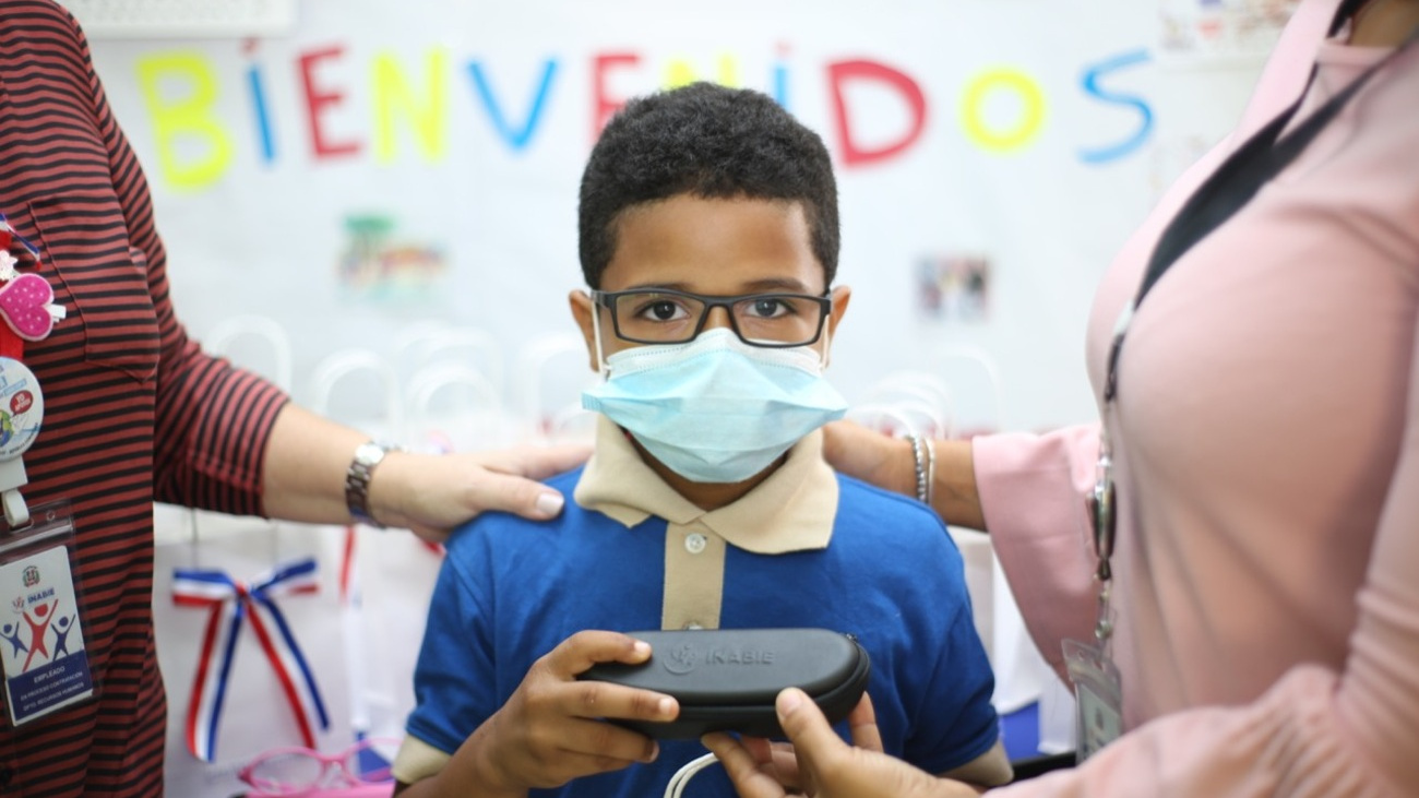 INABIE cuenta con capacidad para entregar 16 mil lentes en el 2022 a estudiantes con dificultades visuales