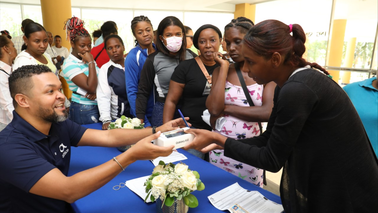 Gobierno entrega “Canasta Digital Social” a 2,000 mujeres beneficiarias del programa SUPÉRATE