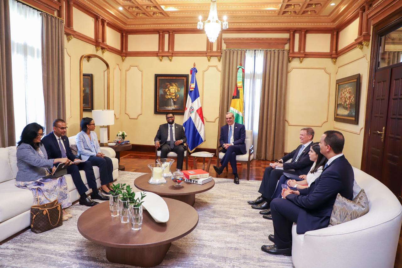 Abinader recibe en el palacio nacional al presidente de Guyana